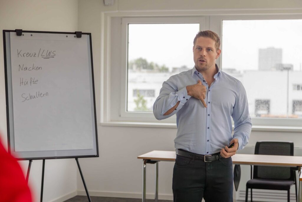 Patrick Taschner spricht bei einem Workshop